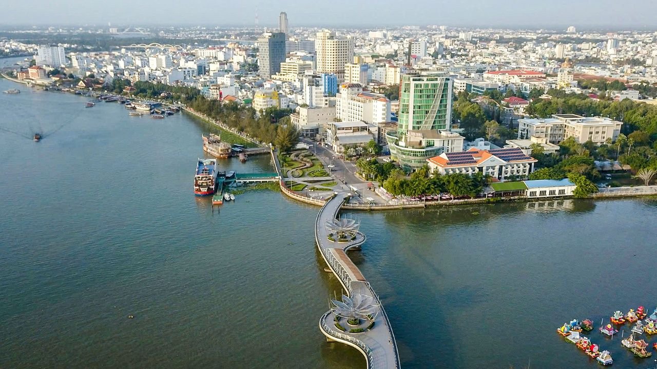Thuê xe Carnival đi Hậu Giang có tài xế từ TP.HCM