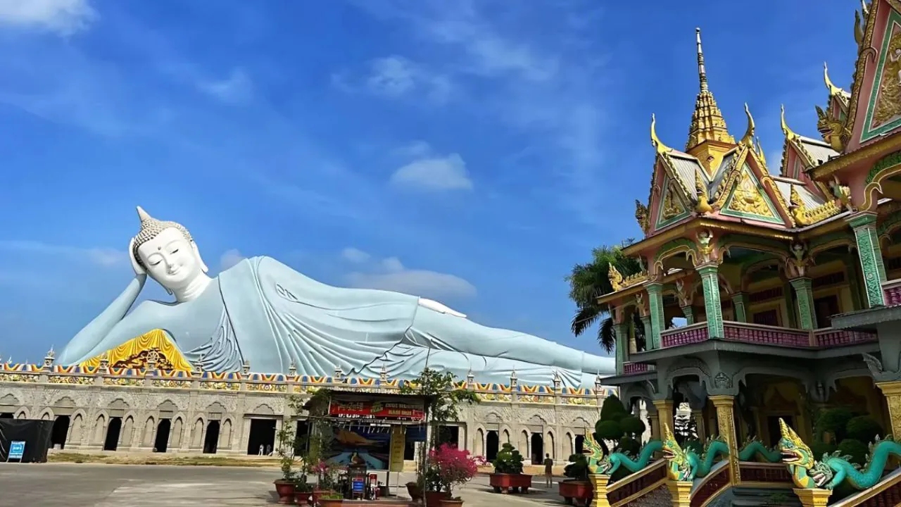 Dịch vụ thuê xe Carnival đi Sóc Trăng có tài xế từ TP.HCM chuyên nghiệp